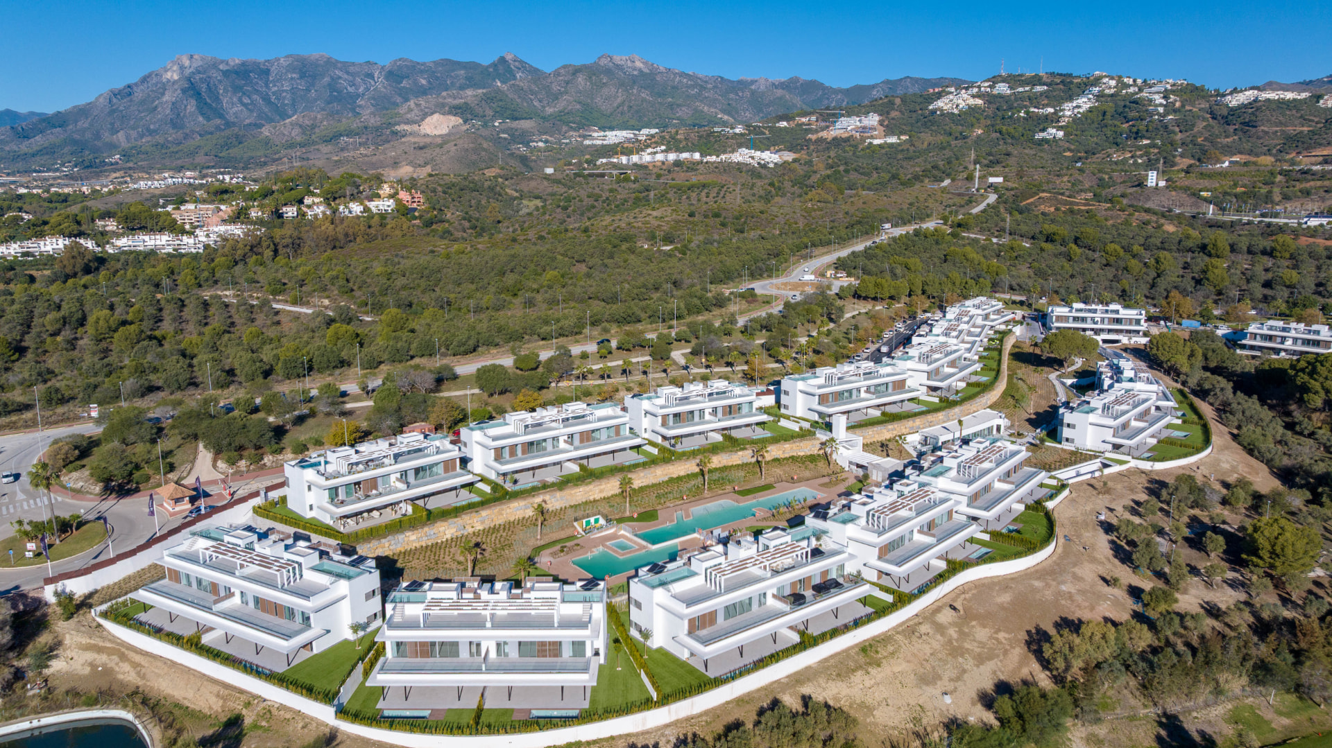 Pohľad na komplex s horami Sierra Blanca v pozadí